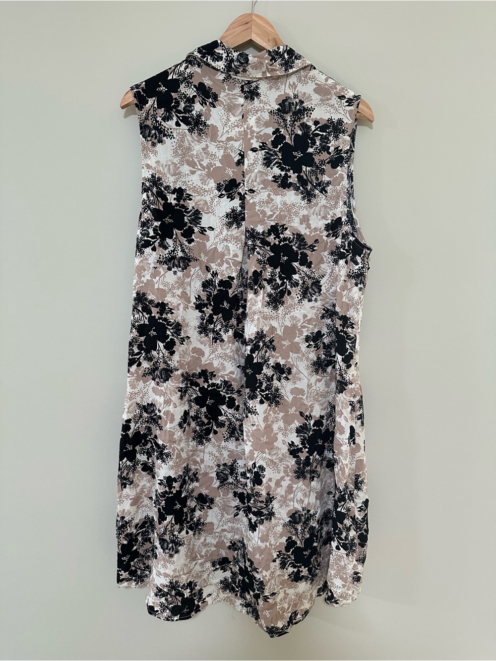 Sleeveless Floral Button-Front Tunic Dress in Black & Taupe - Picture 6 of 6